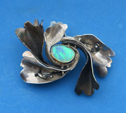 Opal i titanblomst